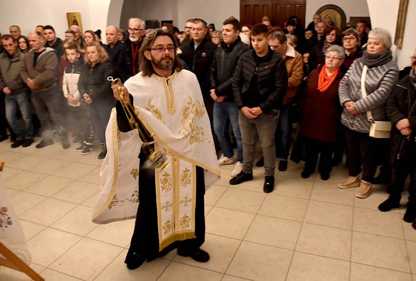 PRAVOSLAVNI VJERNICI SLAVE BADNJE VEČER I BOŽIĆ: Zapaljen badnjak u hramu Svetog Georgija u Požegi