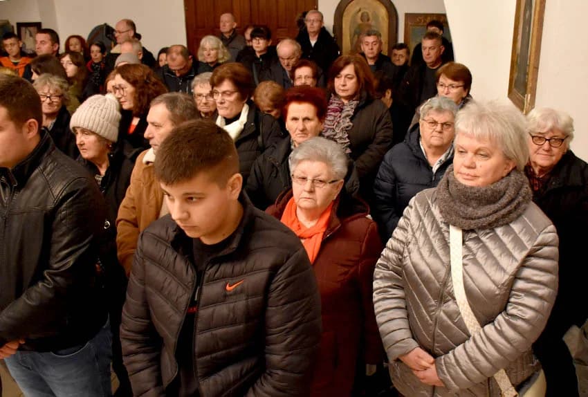 PRAVOSLAVNI VJERNICI SLAVE BADNJE VEČER I BOŽIĆ: Zapaljen badnjak u hramu Svetog Georgija u Požegi