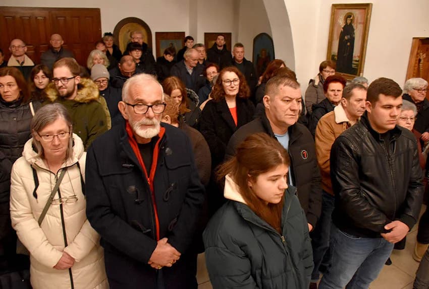 PRAVOSLAVNI VJERNICI SLAVE BADNJE VEČER I BOŽIĆ: Zapaljen badnjak u hramu Svetog Georgija u Požegi