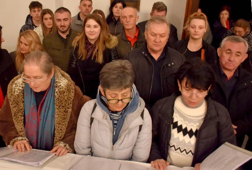 PRAVOSLAVNI VJERNICI SLAVE BADNJE VEČER I BOŽIĆ: Zapaljen badnjak u hramu Svetog Georgija u Požegi