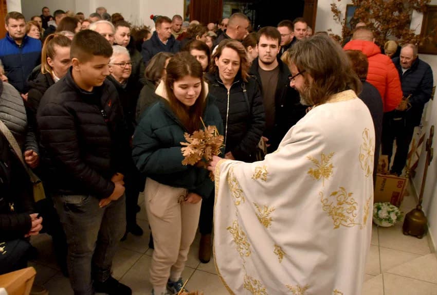 PRAVOSLAVNI VJERNICI SLAVE BADNJE VEČER I BOŽIĆ: Zapaljen badnjak u hramu Svetog Georgija u Požegi