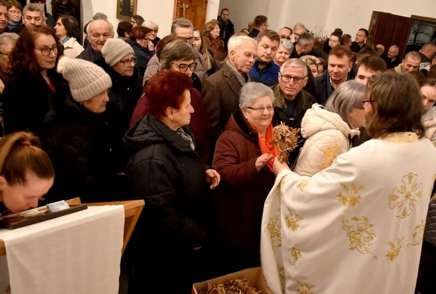 PRAVOSLAVNI VJERNICI SLAVE BADNJE VEČER I BOŽIĆ: Zapaljen badnjak u hramu Svetog Georgija u Požegi
