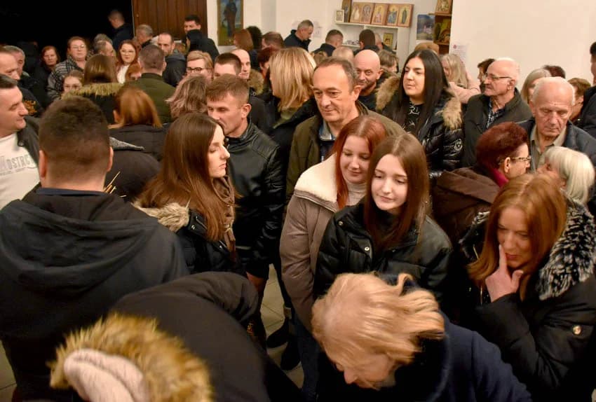 PRAVOSLAVNI VJERNICI SLAVE BADNJE VEČER I BOŽIĆ: Zapaljen badnjak u hramu Svetog Georgija u Požegi