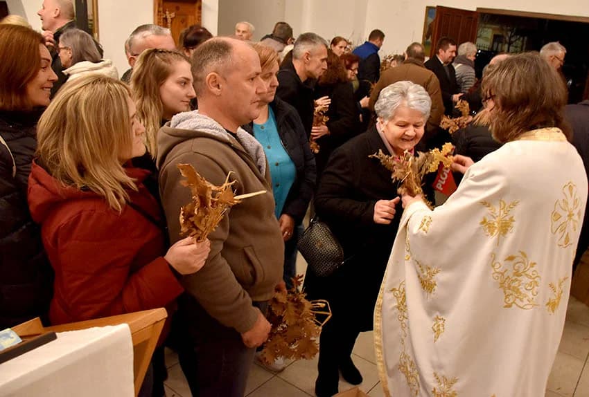 PRAVOSLAVNI VJERNICI SLAVE BADNJE VEČER I BOŽIĆ: Zapaljen badnjak u hramu Svetog Georgija u Požegi