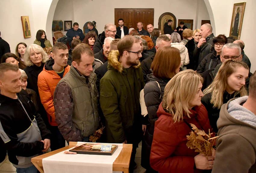 PRAVOSLAVNI VJERNICI SLAVE BADNJE VEČER I BOŽIĆ: Zapaljen badnjak u hramu Svetog Georgija u Požegi
