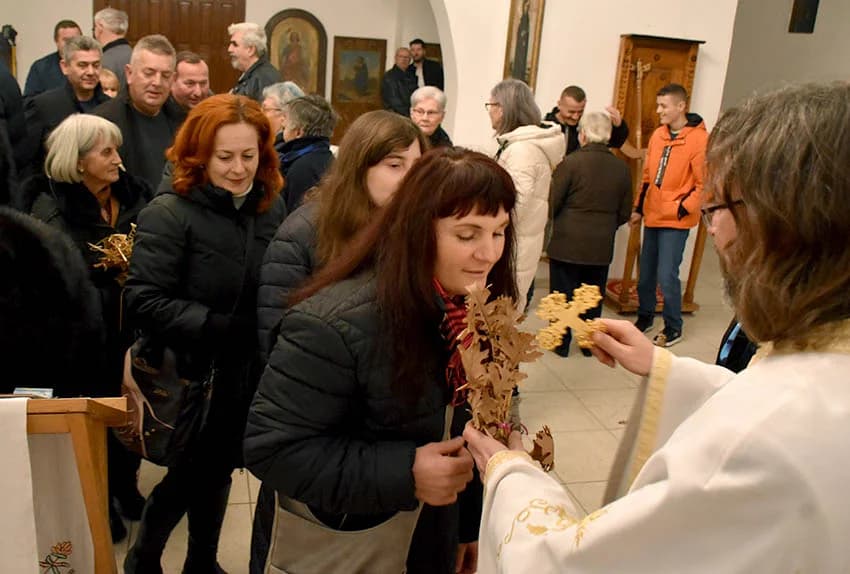 PRAVOSLAVNI VJERNICI SLAVE BADNJE VEČER I BOŽIĆ: Zapaljen badnjak u hramu Svetog Georgija u Požegi