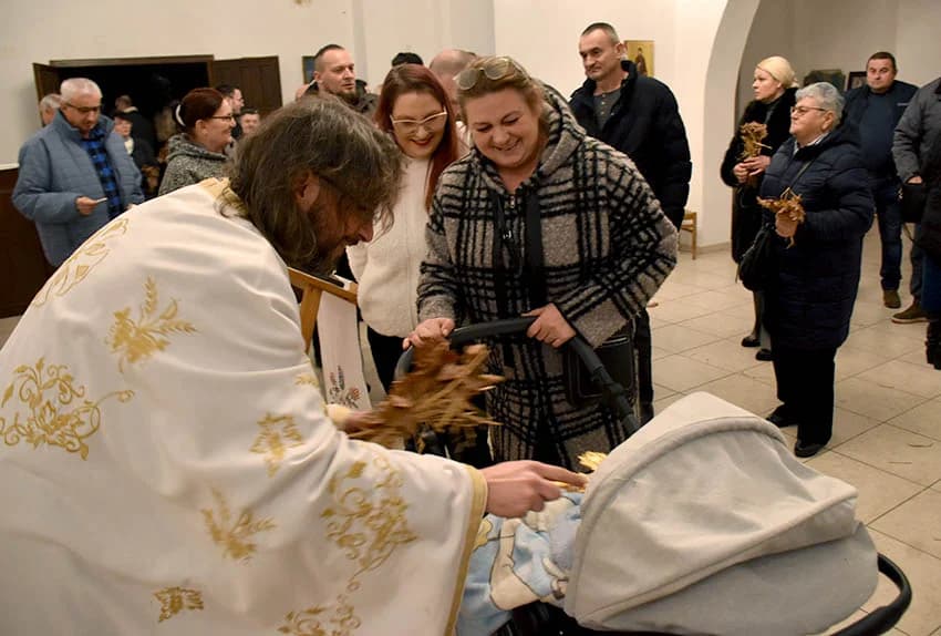 PRAVOSLAVNI VJERNICI SLAVE BADNJE VEČER I BOŽIĆ: Zapaljen badnjak u hramu Svetog Georgija u Požegi