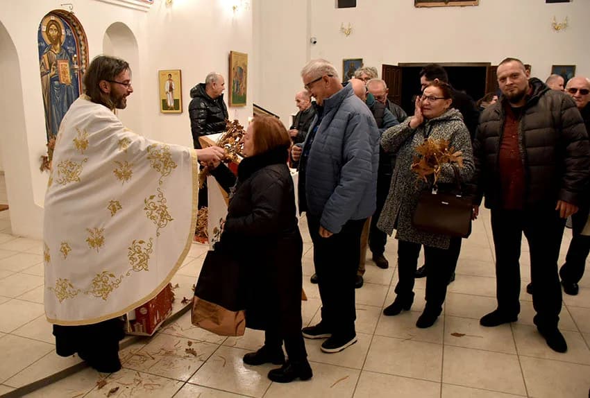 PRAVOSLAVNI VJERNICI SLAVE BADNJE VEČER I BOŽIĆ: Zapaljen badnjak u hramu Svetog Georgija u Požegi