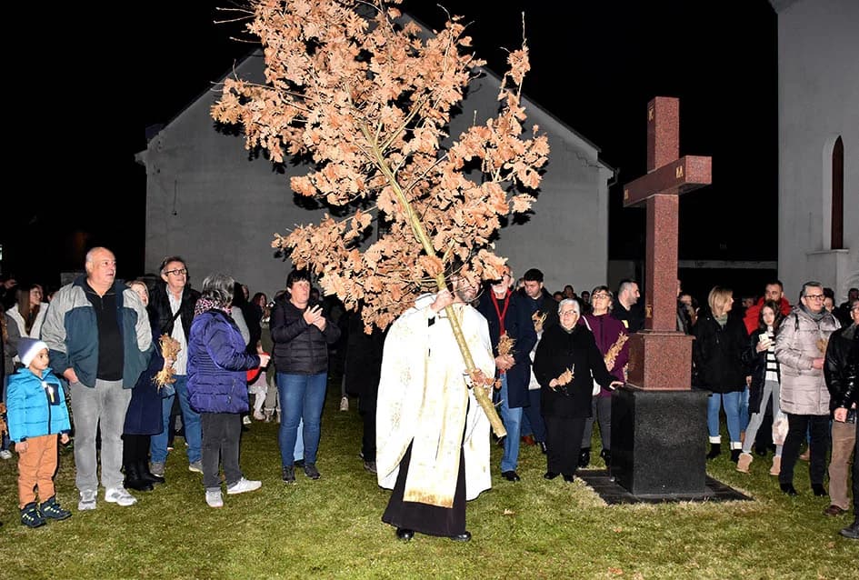 PRAVOSLAVNI VJERNICI SLAVE BADNJE VEČER I BOŽIĆ: Zapaljen badnjak u hramu Svetog Georgija u Požegi