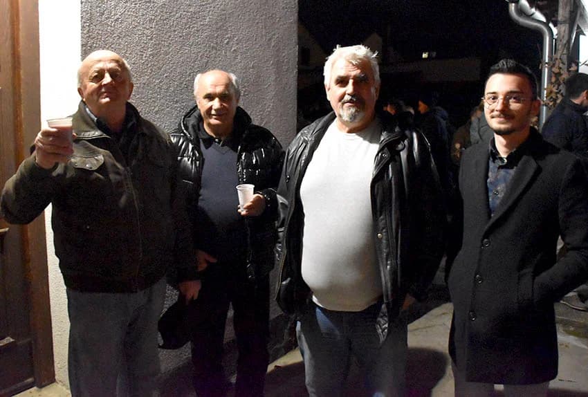 PRAVOSLAVNI VJERNICI SLAVE BADNJE VEČER I BOŽIĆ: Zapaljen badnjak u hramu Svetog Georgija u Požegi