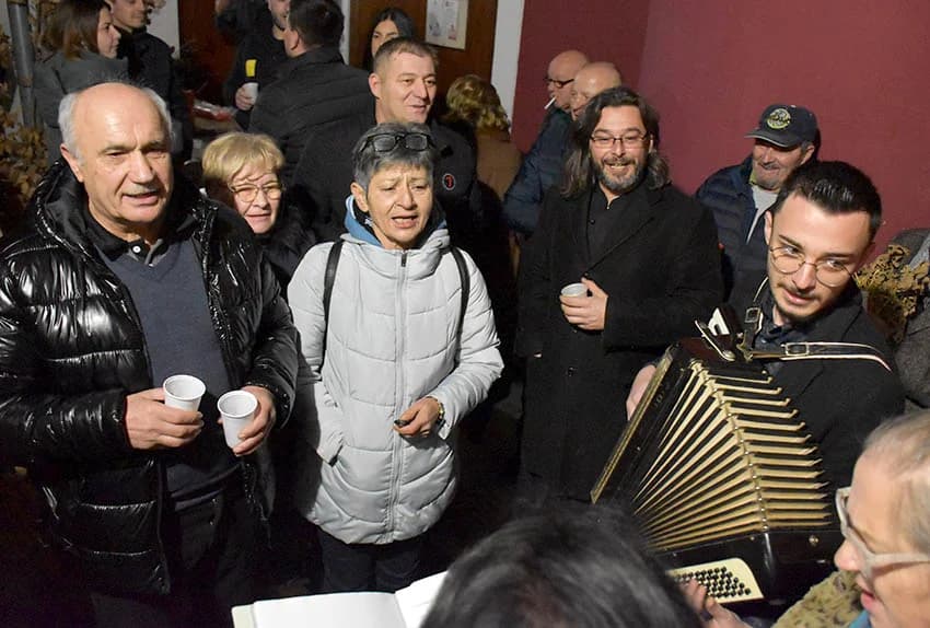 PRAVOSLAVNI VJERNICI SLAVE BADNJE VEČER I BOŽIĆ: Zapaljen badnjak u hramu Svetog Georgija u Požegi