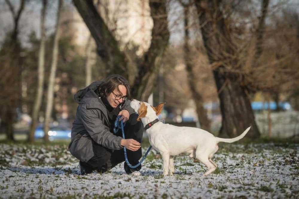 Ivan Grčić sa psom kojem je spasio život