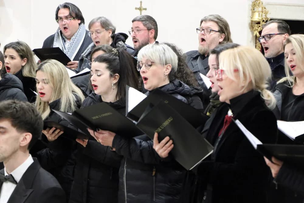 Zbor i solisti Opere Hrvatskog narodnog kazališta u Osijeku održali su Božićni koncert u požeškoj Katedrali
