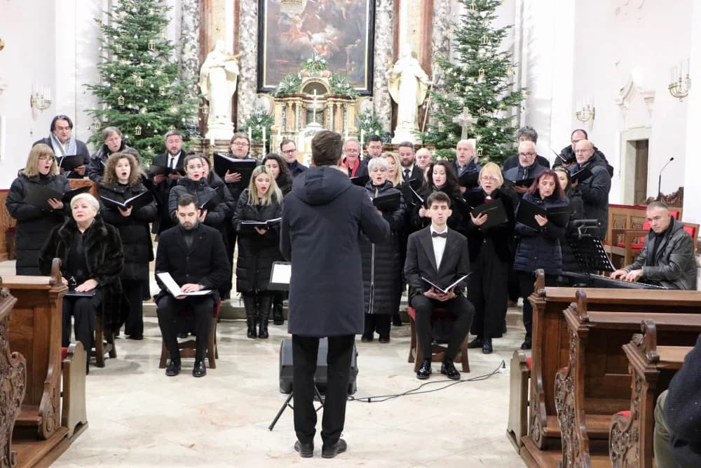 Zbor i solisti Opere Hrvatskog narodnog kazališta u Osijeku održali su Božićni koncert u požeškoj Katedrali