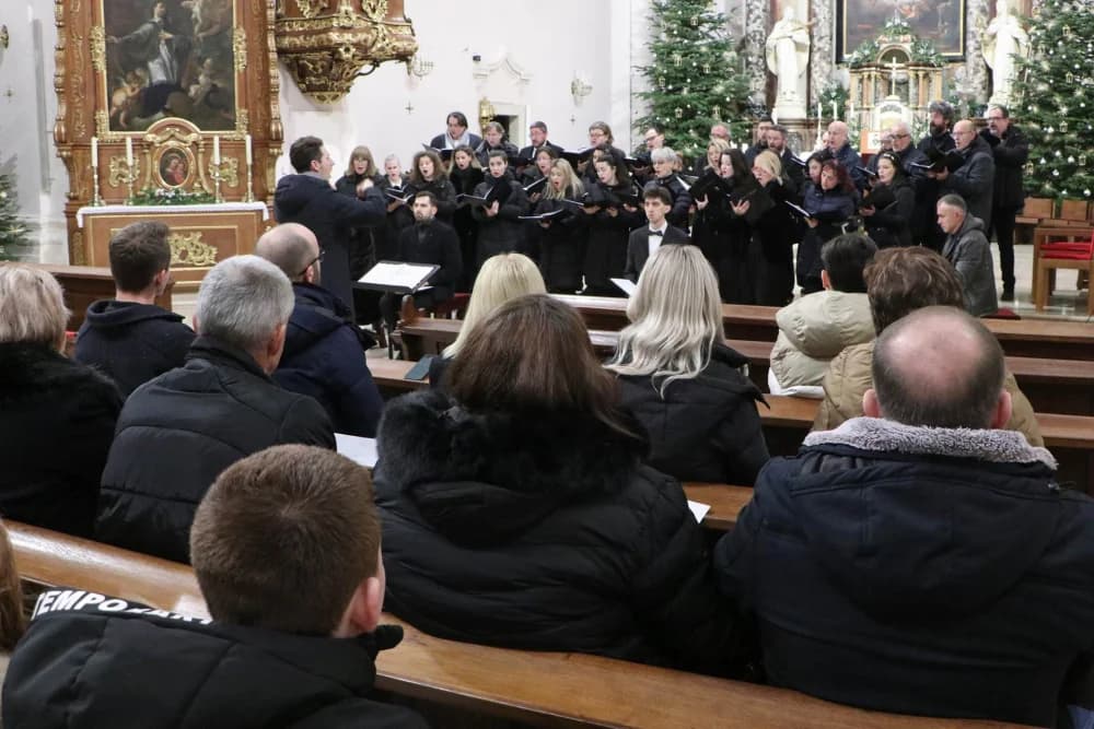 Zbor i solisti Opere Hrvatskog narodnog kazališta u Osijeku održali su Božićni koncert u požeškoj Katedrali