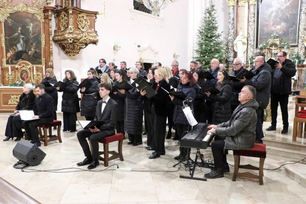 Zbor i solisti Opere Hrvatskog narodnog kazališta u Osijeku održali su Božićni koncert u požeškoj Katedrali