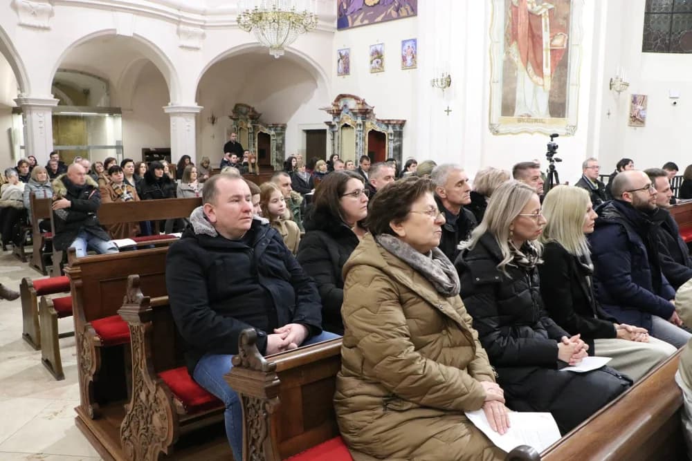 Zbor i solisti Opere Hrvatskog narodnog kazališta u Osijeku održali su Božićni koncert u požeškoj Katedrali