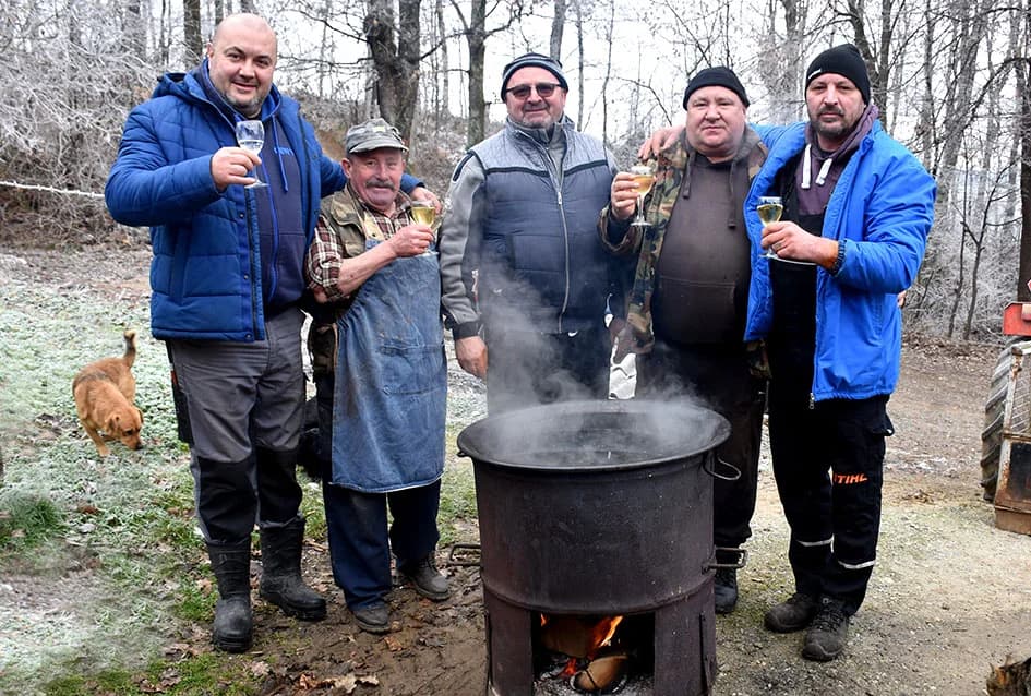 POŽEŽANIN BRANKO SMOLIĆ PRIPREMA SE ZA VINCELOVO: Domaća kobasica i slanina za vinogradarski štap