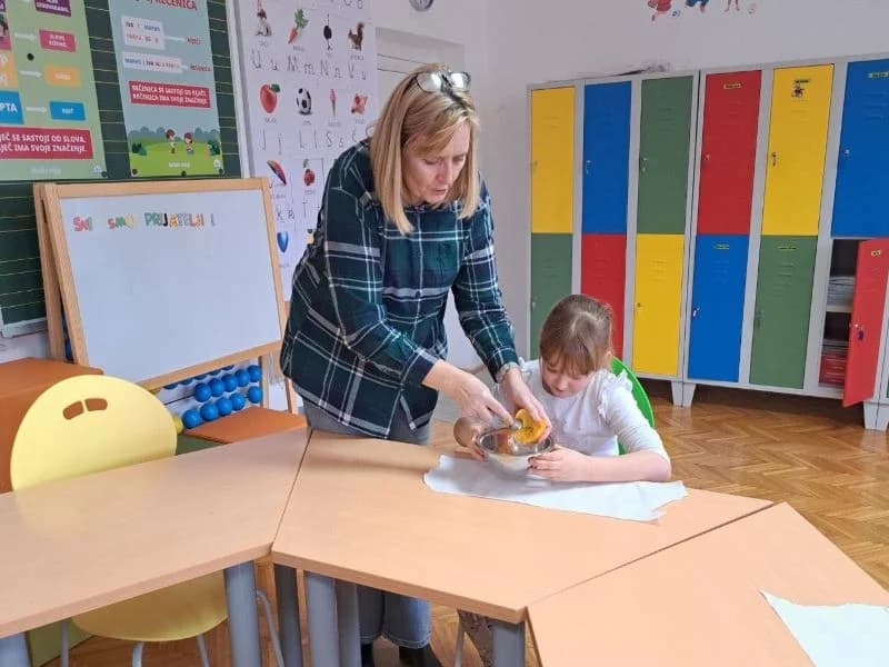 Prvašići u čaglinskoj osnovnoj školi izrađivali hranilice za ptice