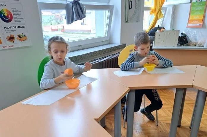 Prvašići u čaglinskoj osnovnoj školi izrađivali hranilice za ptice