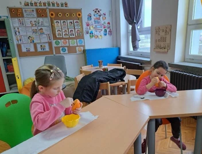 Prvašići u čaglinskoj osnovnoj školi izrađivali hranilice za ptice