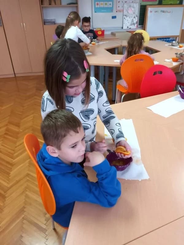 Prvašići u čaglinskoj osnovnoj školi izrađivali hranilice za ptice