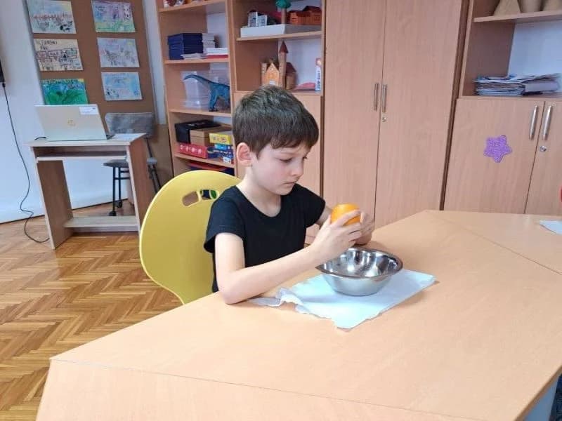 Prvašići u čaglinskoj osnovnoj školi izrađivali hranilice za ptice