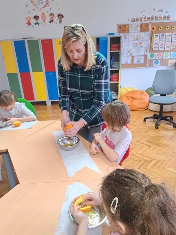 Prvašići u čaglinskoj osnovnoj školi izrađivali hranilice za ptice