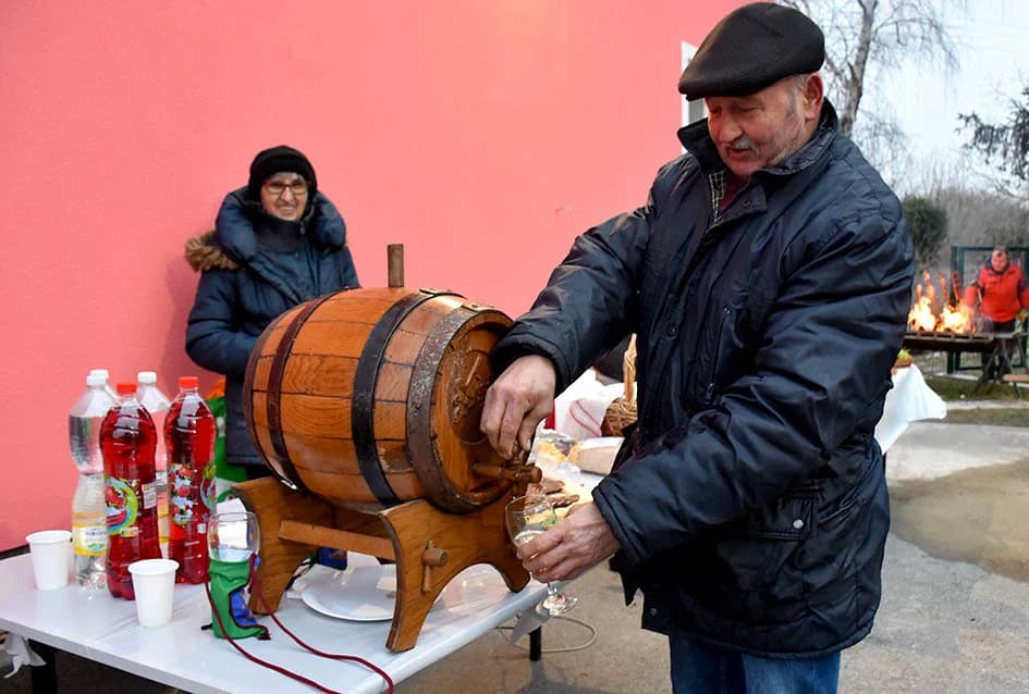 LUKAČANI NAJAVILI POČETAK RADOVA U VINOGRADU: S gostima podijelili radost Vincelova