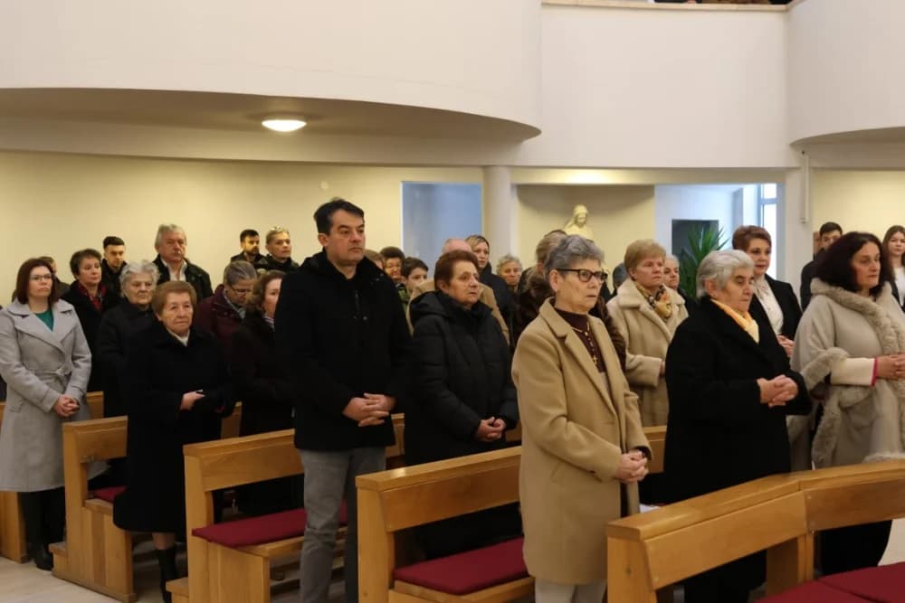 Milozvučni glasovi „Pivača sv. Jakova“ iz Šibenika uveličali misno slavlje u vidovačkoj župnoj crkvi