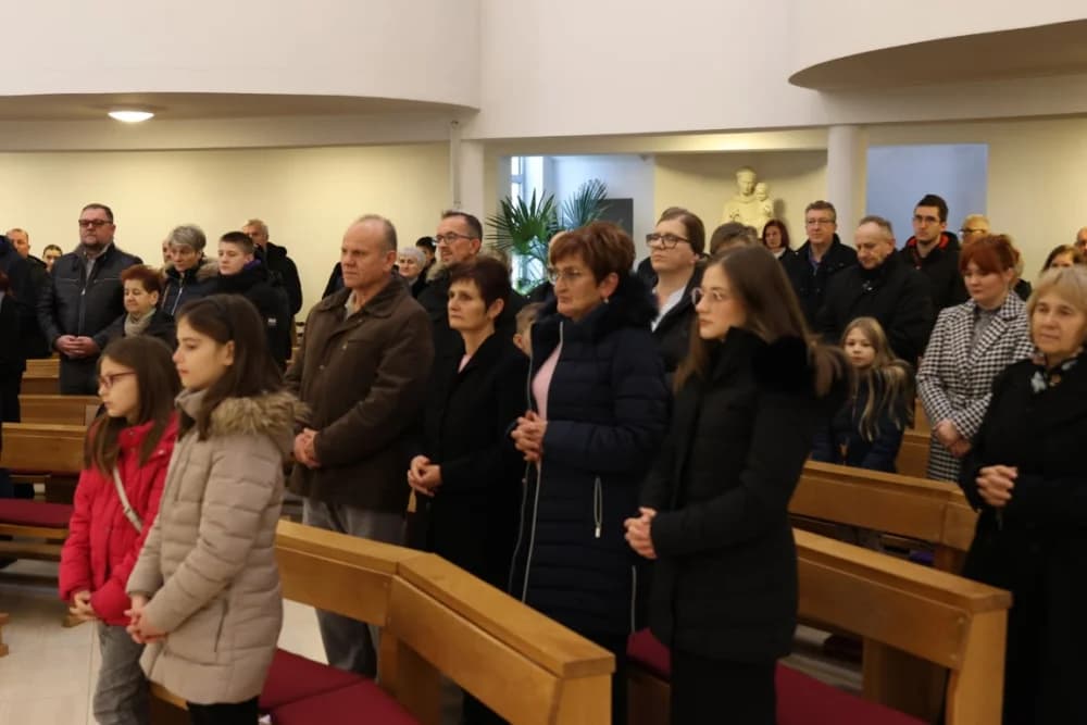 Milozvučni glasovi „Pivača sv. Jakova“ iz Šibenika uveličali misno slavlje u vidovačkoj župnoj crkvi