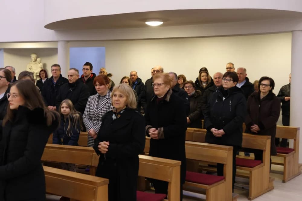 Milozvučni glasovi „Pivača sv. Jakova“ iz Šibenika uveličali misno slavlje u vidovačkoj župnoj crkvi