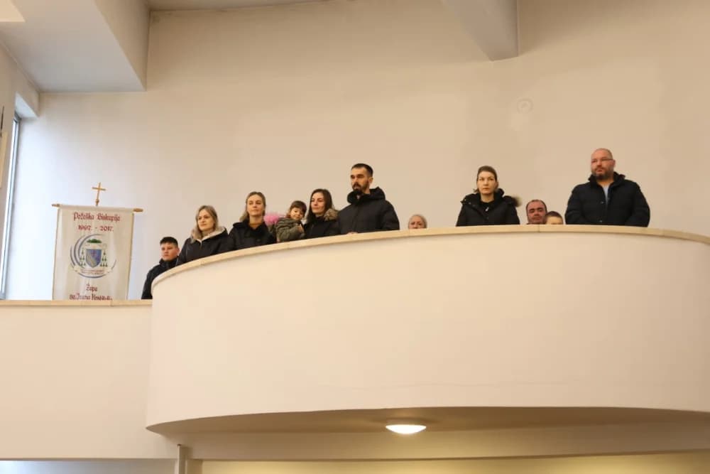 Milozvučni glasovi „Pivača sv. Jakova“ iz Šibenika uveličali misno slavlje u vidovačkoj župnoj crkvi