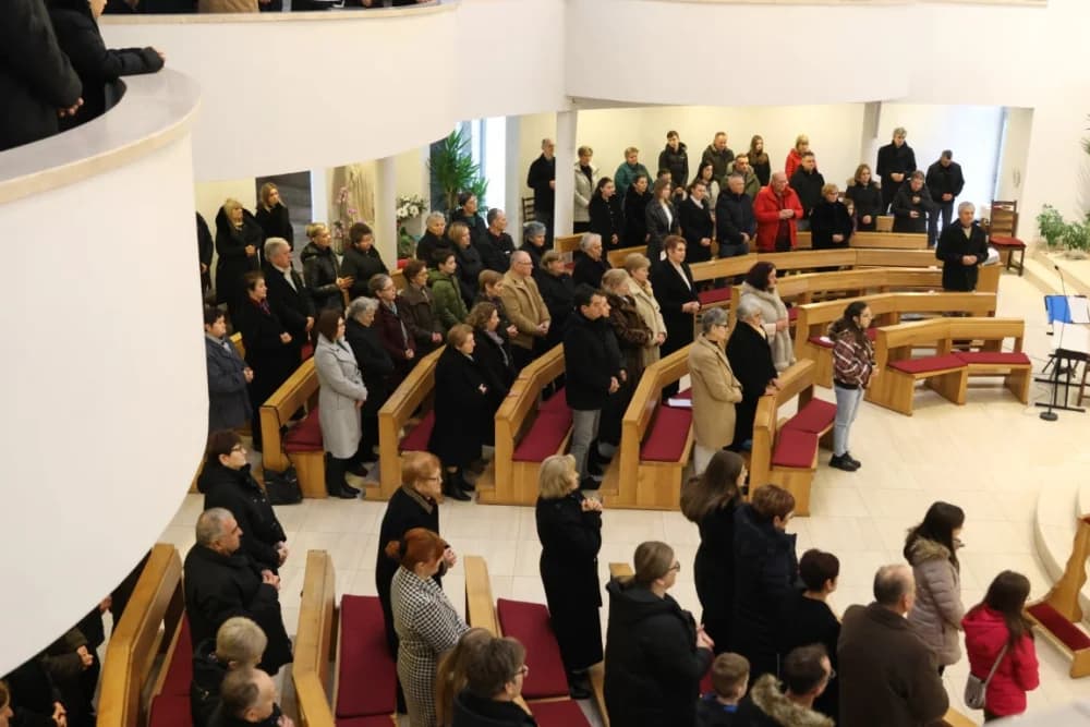 Milozvučni glasovi „Pivača sv. Jakova“ iz Šibenika uveličali misno slavlje u vidovačkoj župnoj crkvi