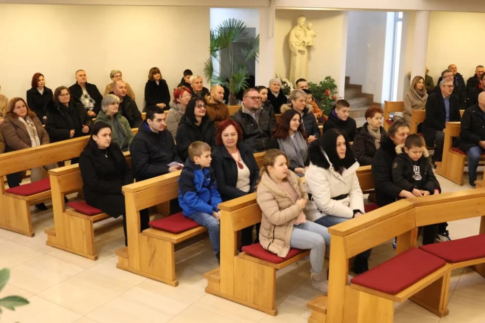 Milozvučni glasovi „Pivača sv. Jakova“ iz Šibenika uveličali misno slavlje u vidovačkoj župnoj crkvi
