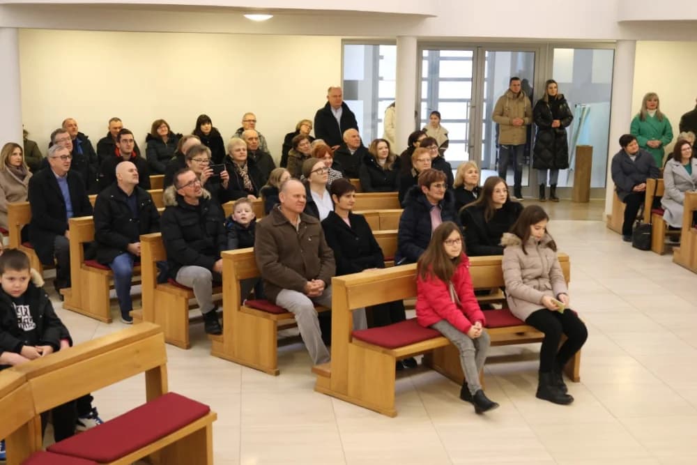 Milozvučni glasovi „Pivača sv. Jakova“ iz Šibenika uveličali misno slavlje u vidovačkoj župnoj crkvi