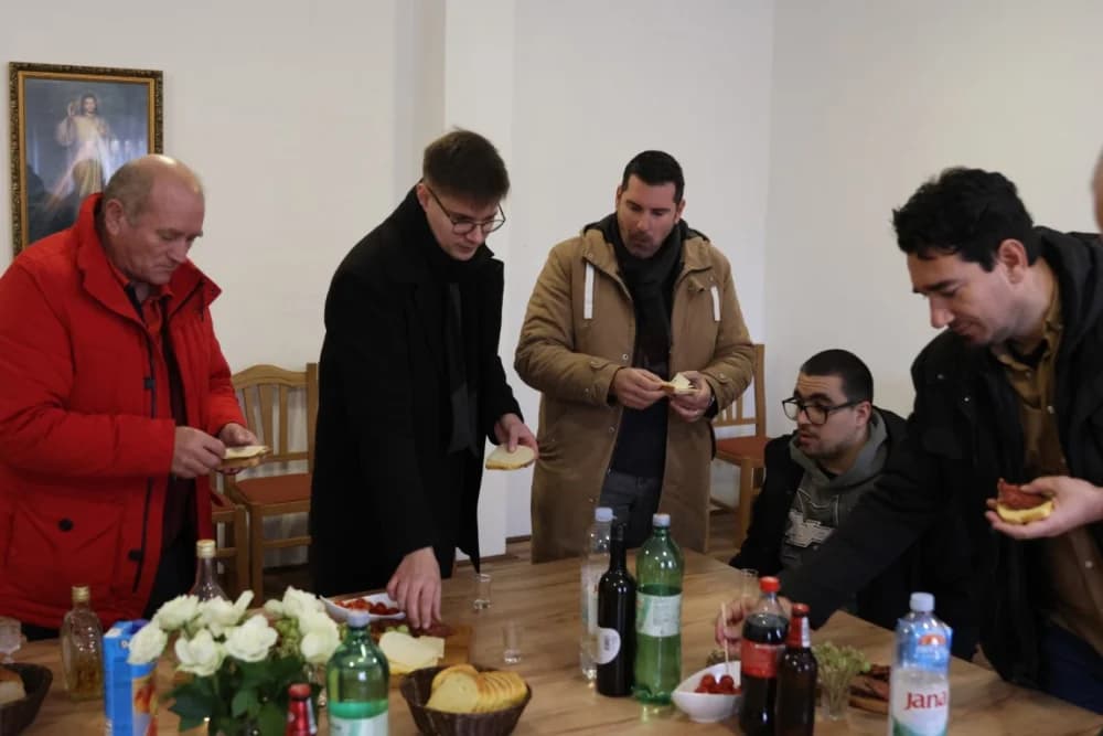 Milozvučni glasovi „Pivača sv. Jakova“ iz Šibenika uveličali misno slavlje u vidovačkoj župnoj crkvi