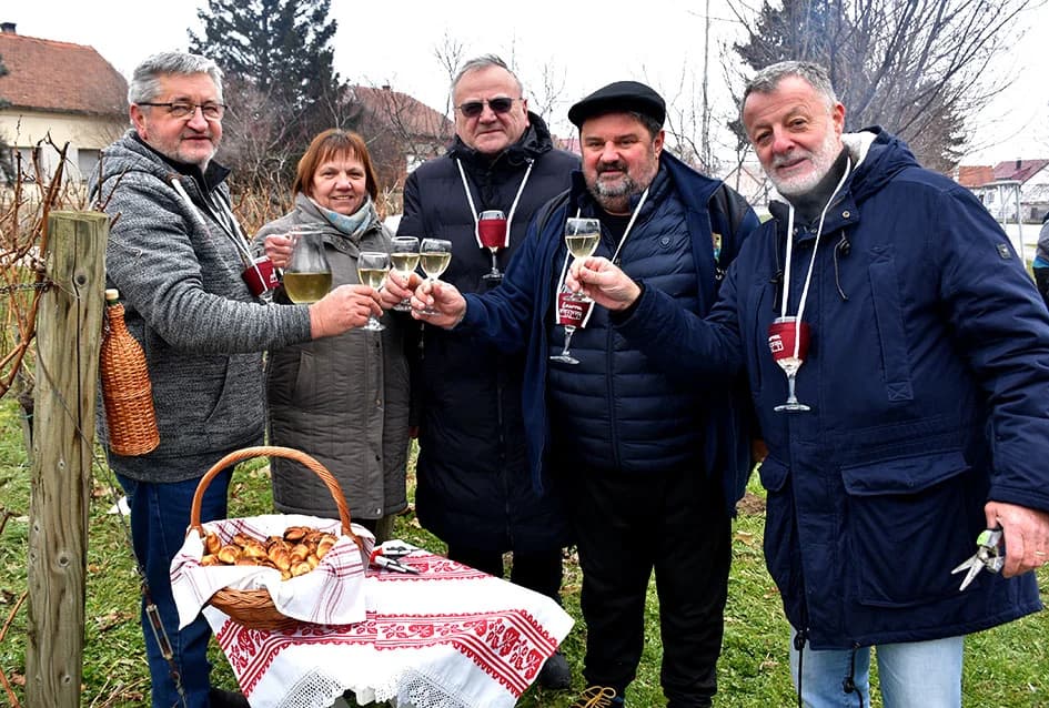 VINCELOVO OBILJEŽILA UDRUGA “VINO-KAP” IZ KAPTOLA: Lozu orezali Branko i Zvonimir