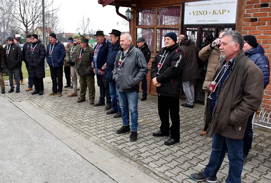 VINCELOVO OBILJEŽILA UDRUGA “VINO-KAP” IZ KAPTOLA: Lozu orezali Branko i Zvonimir