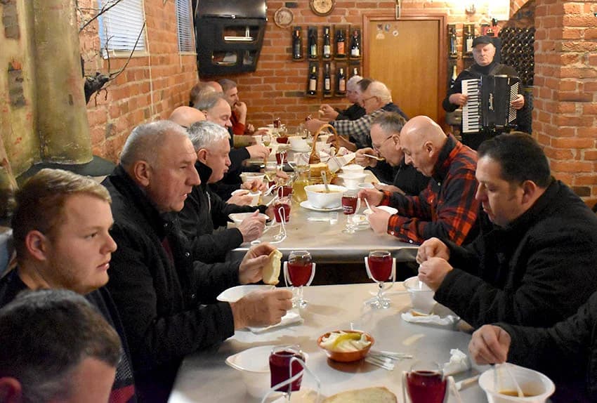 VINCELOVO OBILJEŽILA UDRUGA “VINO-KAP” IZ KAPTOLA: Lozu orezali Branko i Zvonimir