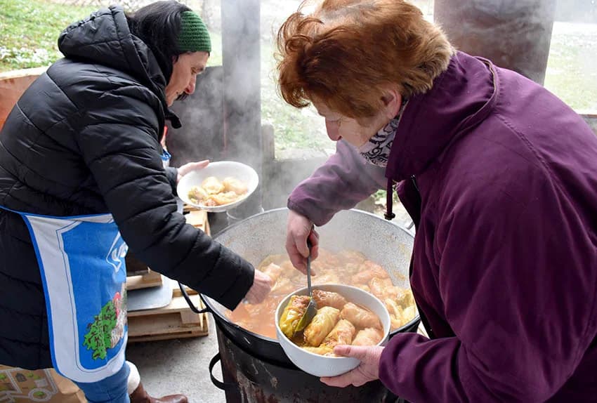 Uzvanici kod Zorice Tandare u slast pojeli kotao graha i tri stotine sarmi