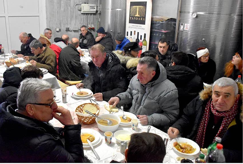 Uzvanici kod Zorice Tandare u slast pojeli kotao graha i tri stotine sarmi