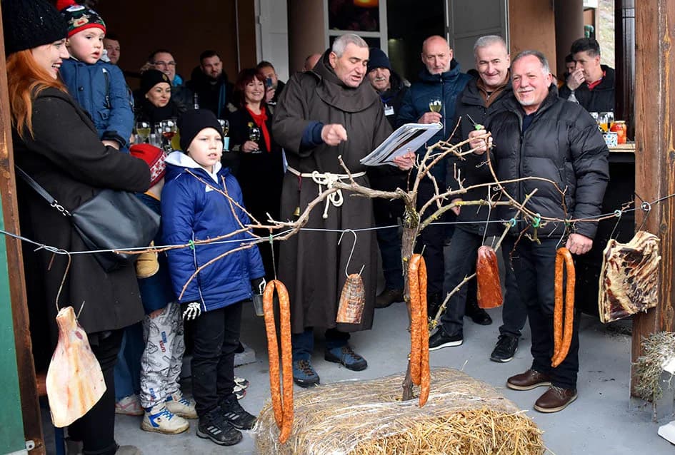 Uzvanici kod Zorice Tandare u slast pojeli kotao graha i tri stotine sarmi