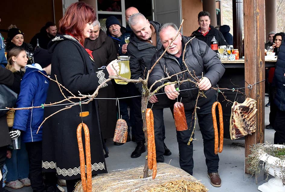 Uzvanici kod Zorice Tandare u slast pojeli kotao graha i tri stotine sarmi