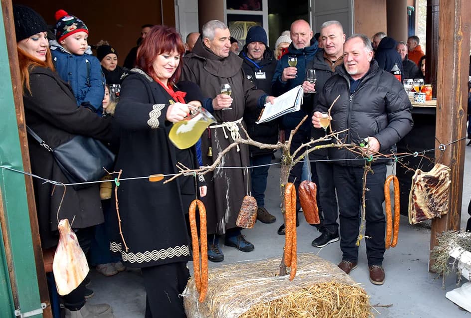 Uzvanici kod Zorice Tandare u slast pojeli kotao graha i tri stotine sarmi