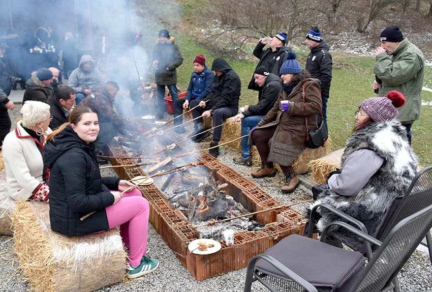 Uzvanici kod Zorice Tandare u slast pojeli kotao graha i tri stotine sarmi