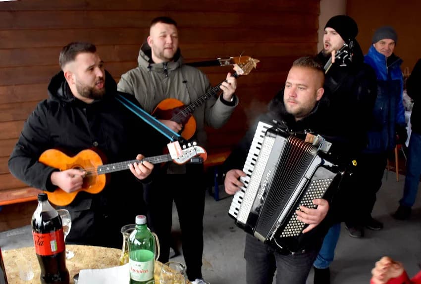 Uzvanici kod Zorice Tandare u slast pojeli kotao graha i tri stotine sarmi