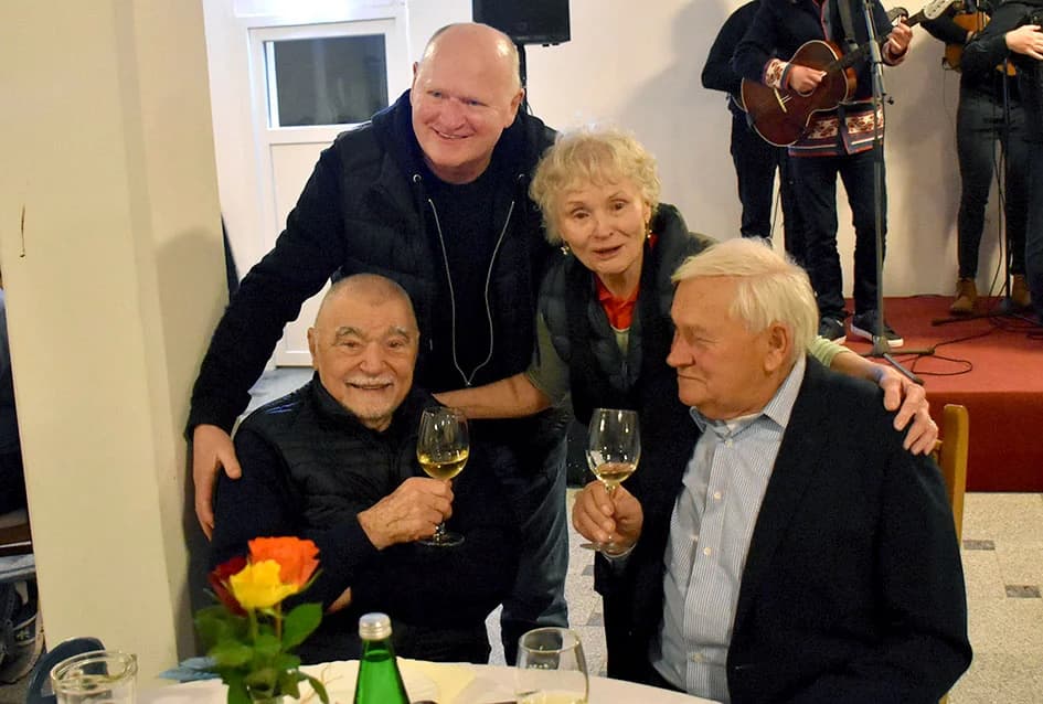 VINCELOVO KOD ENJINGIJA U HRNJEVCU: Stjepan Mesić i brojni uzvanici slavili početak radova u vinogradu