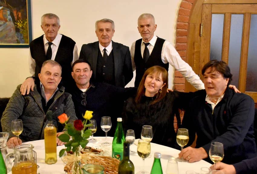 VINCELOVO KOD ENJINGIJA U HRNJEVCU: Stjepan Mesić i brojni uzvanici slavili početak radova u vinogradu