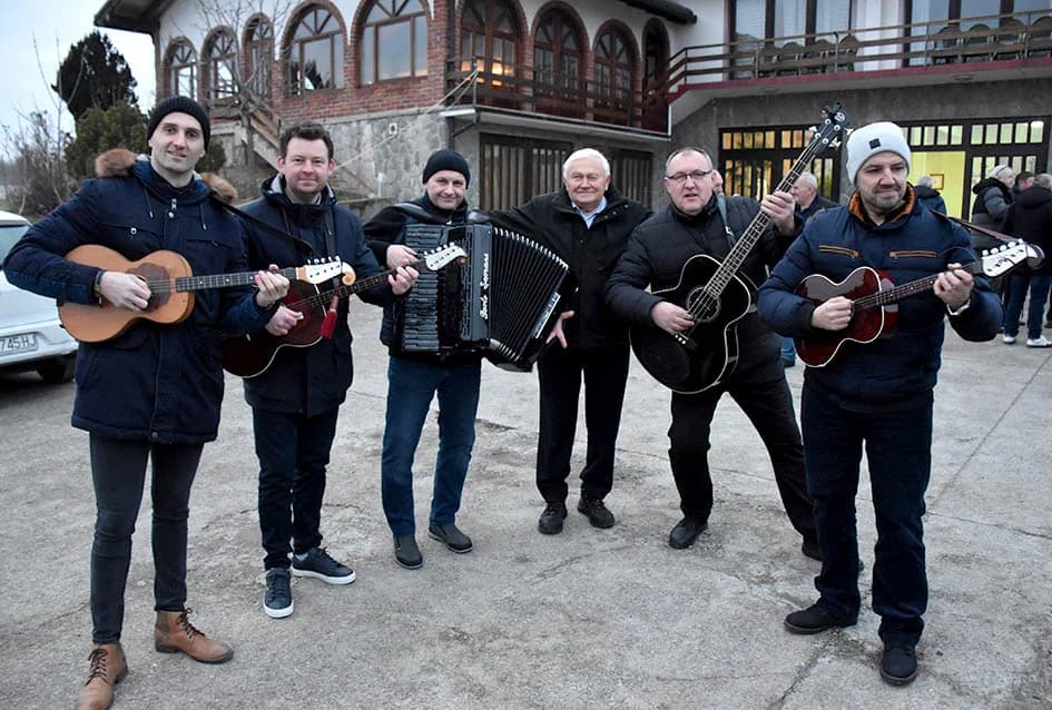 VINCELOVO KOD ENJINGIJA U HRNJEVCU: Stjepan Mesić i brojni uzvanici slavili početak radova u vinogradu